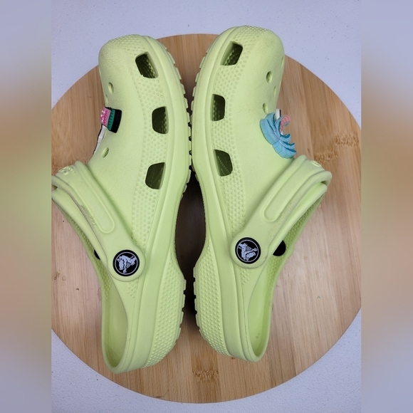 CROCS CLASSIC NEON GREEN WOMEN'S FLAT CLOG SIZE 6 - Picture 6 of 11